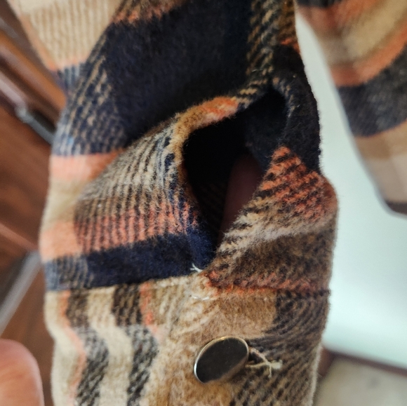 Women's Plaid Shacket - Picture 5 of 9